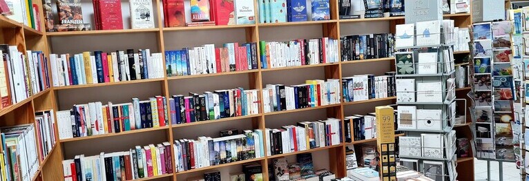 ...in meiner Buchhandlung Buchkultur Nuthetal. Sie sind eingeladen zum Stöbern, Kennenlernen und dem gemeinsamen Austausch. Seit dem 1. Februar 2020 habe ich das große Glück, diesen Ort der Literatur und schönen Dinge begleiten zu dürfen.

Ihre Friederike Pichotta
