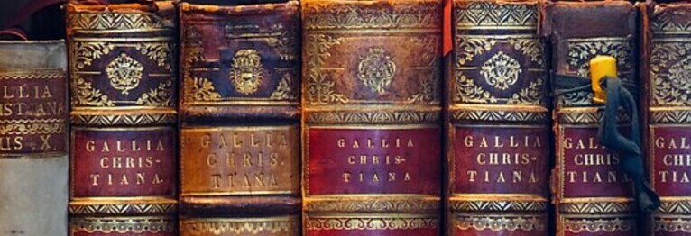 Unser Sortiment bietet mit Sorgfalt Ausgewähltes, alt Bekanntes und neu Entdecktes, feinste Belletristik, schön illustrierte Bilderbücher und leseluststeigernde Kinderliteratur, Weltentdeckerhelfer, moderne Lyrik, Philosophisches und Kriminelles, sowie wichtige Bücher zu Politik und Zeitgeschehen.