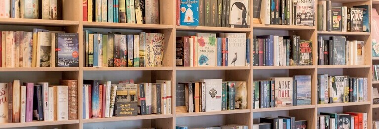 Bücherregal der Hofbuchhandlung