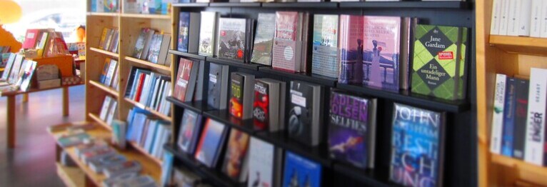 Innenanschicht Buchladen. Bücherwand