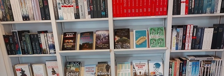 Foto des Krimi-Bücherregals mit diversen aktuellen Titeln