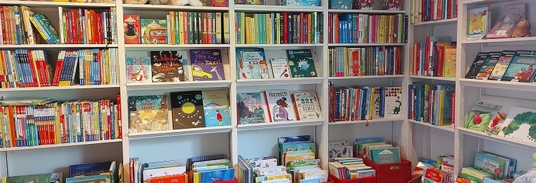 Bild des Bücherregals in der Kinderbuchabteilung für Kinder bis 10 Jahre.