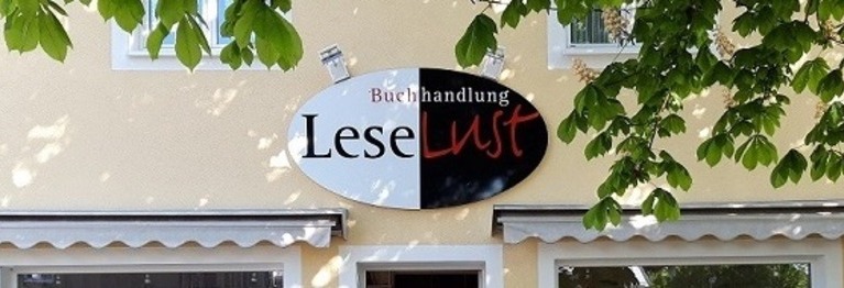 Ansicht der Hausfront mit dem Ladenschild "Leselust" im Fokus