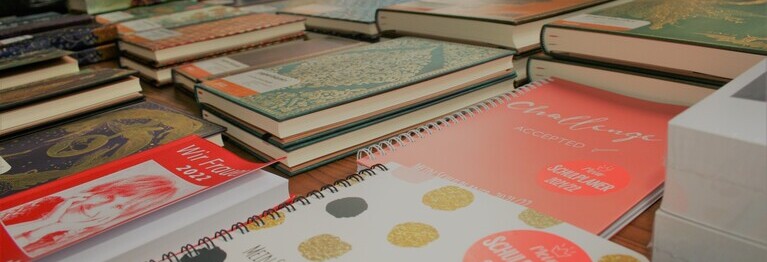 Bücher | Geschenke | Papeterie | Zeitschriften

Das ist unsere Passion und wir lieben es, unsere Kunden mit schönen Dingen glücklich zu machen. Auf eine persönliche Beratung legen wir großen Wert.
