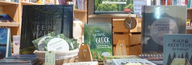 Schaufenster zum Thema Bücher und Natur