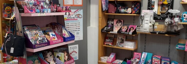 Bücher und Geschenkartikel im Regal