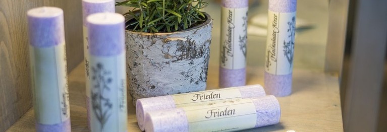 Ein leiser Duft, ein Moment für Stille. Allgäuer Kräuterkerzen. Handgefertigt und naturrein,
