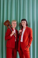 zwei Musikerinnen mit Ukulelen