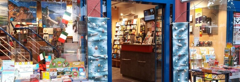Der Eingang der Buchhandlung mit offener Tür und Schaufenstern