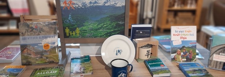 Büchertisch mit Wanderführern