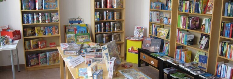 Wir bieten unseren jungen Kunden eine große Auswahl an Kinder- und Jugendbüchern. Aber auch Mitbring- und Brettspiele finden Sie in unserem Sortiment.