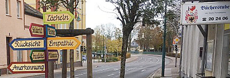 dieser Wegweiser wurde von Beate Fohrenkamm entwickelt und gebaut. Er steht vor der Buchhandlung Pofahl in Torgelow und regt zum Nachdenken an.