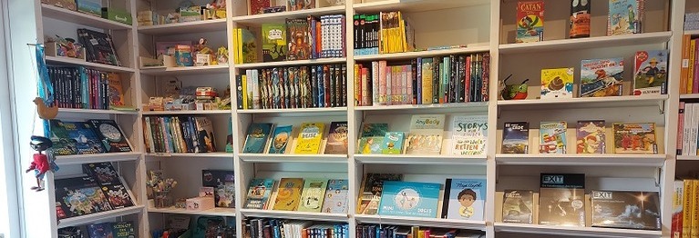 Bild des Bücherregals in der Kinder- und Jugendbuchabteilung.