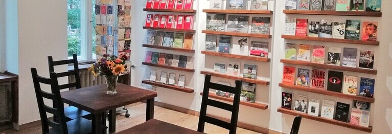 Sitzgelegenheiten laden zum Lesen und zum Verweilen ein