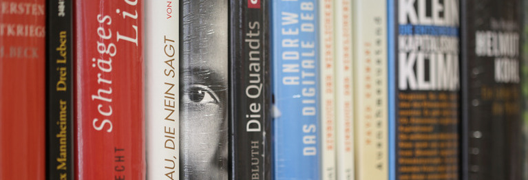 Aktuelle Titel haben wir vorrätig, alles Andere bestellen wir Ihnen gerne kurzfristig