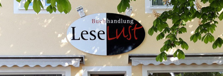 Ansicht der Hausfront mot dem Ladenschild "Buchhandlung Leselust" im Fokus.