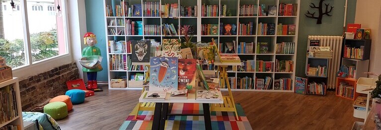 Wir bieten Ihnen eine große Auswahl an Kinderbüchern. Während Sie stöbern, können Ihre Kinder in unserer Spielecke lesen, spielen oder träumen...