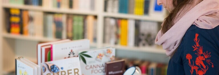 Buchhändlerin dekoriert Tisch