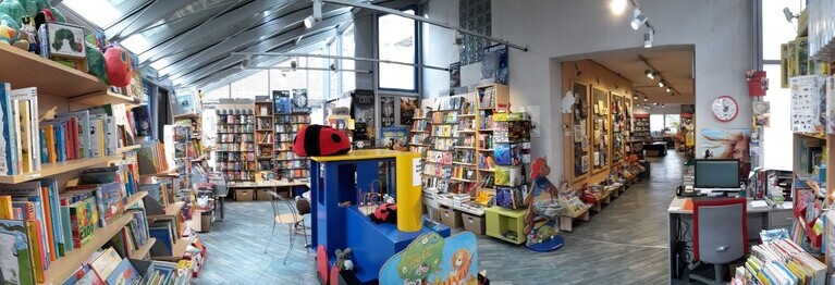 Blick in den Wintergarten der Buchhandlung mit Regalen mit Kinder- und Jugendbüchern