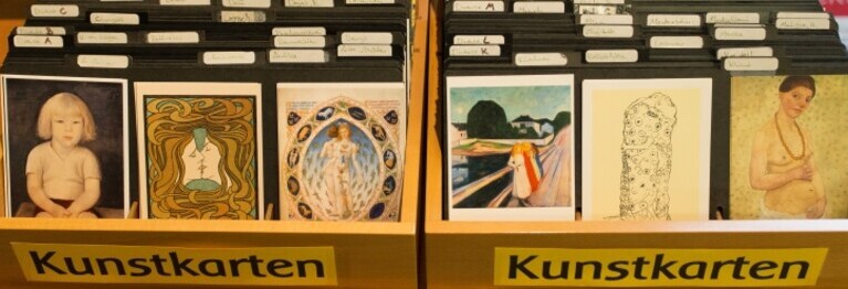 Wir haben Kunstpostkarten mit klassischer Kunst im Kasten, geordnet von A-Z, wie früher.