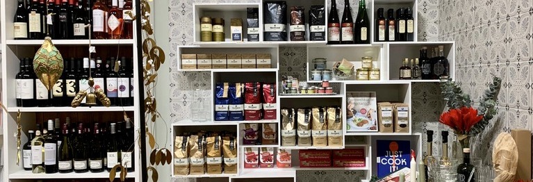 Testen Sie unser kleines und feines Weinsortiment. Gerne beraten wir Sie.