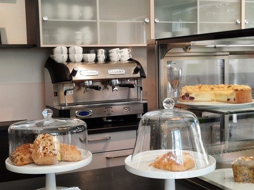 Kaffeemaschine mit Kuchen