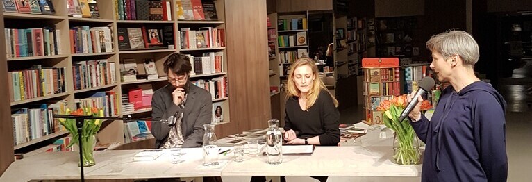bei der Premiere seines Buches "Der Trost runder Dinge" (Suhrkamp) im Gespräch mit Moderatorin Gesa Steinbrink und seiner Lektorin Doris Plöschberger
