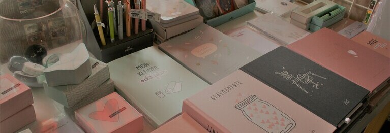 Bücher | Geschenke | Papeterie | Zeitschriften

Das ist unsere Passion und wir lieben es, unsere Kunden mit schönen Dingen glücklich zu machen. Auf eine persönliche Beratung legen wir großen Wert.