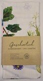 Geschirrtuch mit verschiedenen Obst- und Gemüsesorten des Sommers auf weißem Hintergrund