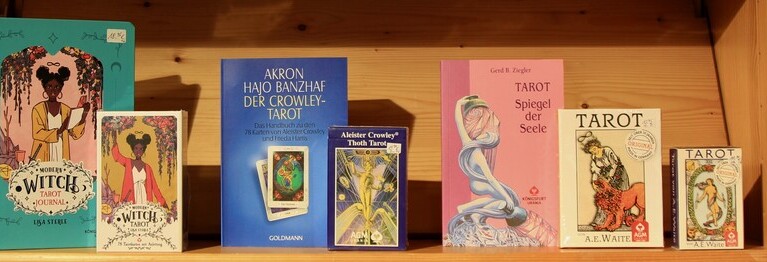 Foto: Bücher zu den Themen Tarot und Orakel
