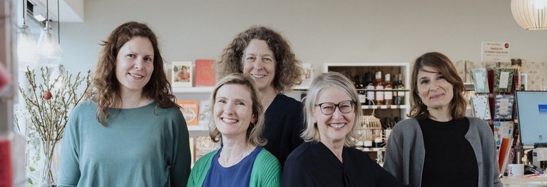 Unser nettes Team! Wir beraten Sie gerne persönlich und indviduell. Es ist uns wichtig, dass Sie genau das finden, was zu Ihnen passt. Aber natürlich lassen wir Sie auch gerne in Ruhe stöbern.