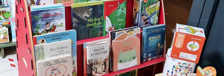 Ob der Räuber Hotzenplotz, die unvergleichliche Lola Veloso oder die Schule der magischen Tiere, - alle Heldinnen und Helden der bekannten Kinderbücher warten auf ihre jungen Leserinnen und Leser. Aber auch aufregende Literatur für Jugendliche ist in der Buchkultur Nuthetal zu finden. Und auch mancher Erwachsener erliegt der Magie der Bücher aus eigenen Kindertagen...