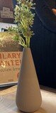 Graue Perlenvase mit schmaler Öffnung, die in eine lange Form übergeht