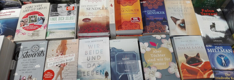 Foto: Bücher zu verschiedenen spirituellen Themen, spirituelle Romane