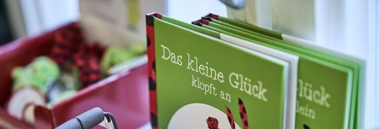 Finden Sie Bücher, die ein Lächeln ins Gesicht zaubern und viele kleine Geschenkideen. Schenken Sie Ihren Lieben ein wenig Freude.