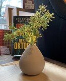 Graue Perlenvase mit schmaler Öffnung die in ovale Form übergeht