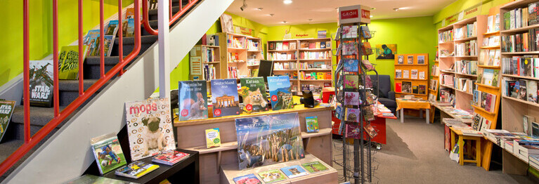 Buchhandlung im Erdgeschoss mit Treppenaufgang zur Kinderbuch-Abteilung