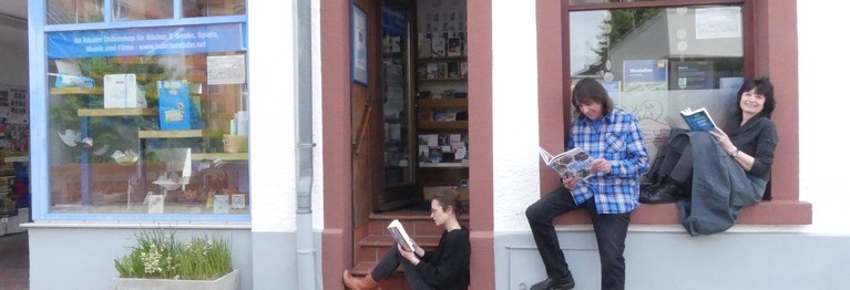 Das Team vor dem Eingang der Buchhandlung Die Bücherstube