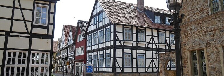Bei uns finden Sie informative Werke zu Rinteln, Schaumburg, Lippe sowie der weiteren Umgebung. Wir haben sowohl Stadtführer und Wanderkarten, wie auch historische Überblicke und regionale Romane vorrätig.

Bildquelle: Eug.Hortulanus, CC BY-SA 4.0 , via Wikimedia Commons