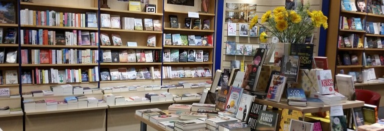 Auslagentisch und Belletristik-Regal der Buchhandlung