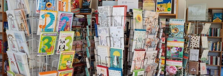 Übrigens: Schreiben liegt wieder im Trend. Wer freut sich nicht über einen handschriftlich verfassten Gruß, eine Glückwunschkarte...aber auch, wenn jemand in einem eher stillen Momenten an einen denkt? Auch zum Weihnachtsfest eine willkommene Gelegenheit, einen Menschen zu überraschen...