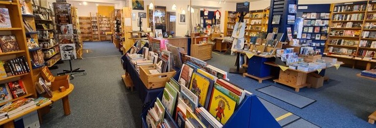 ... und außerdem liebenswerte Geschenke, unglaublich leckere Pralinen, fränkische Spirituosen, Bio-Nüsse von Vielfraß,  Grußkarten, Kalender, freche Motivnudeln, Spielwaren von Haba, und und und ...
