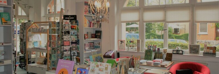 Romane, Krimis und klassische Literatur - in unserer gemütlichen Leseecke können Sie in Ruhe stöbern, anlesen und bei einer Tasse Kaffee entspannen.
