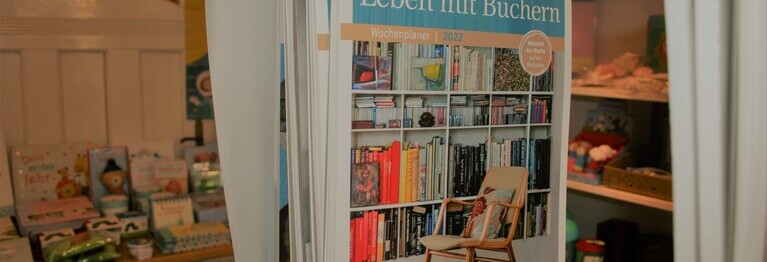 Bücher | Geschenke | Papeterie | Zeitschriften

Das ist unsere Passion und wir lieben es, unsere Kunden mit schönen Dingen glücklich zu machen. Auf eine persönliche Beratung legen wir großen Wert.