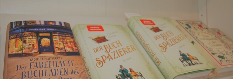 Da wir selbst eifrige Leseratten sind, können wir Bücher aus vollem Herzen empfehlen. Neben Neuerscheinungen haben wir auch immer Klassiker im Regal.