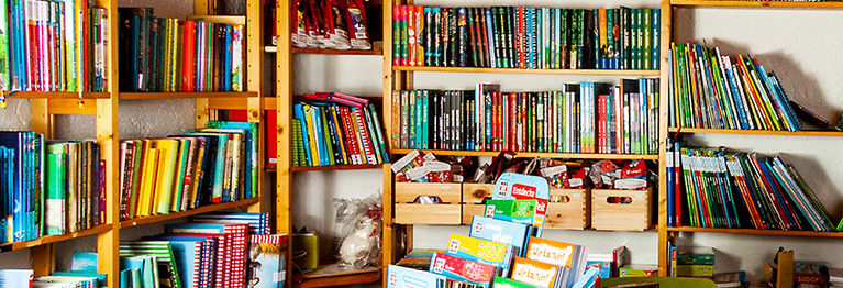 Eine große Auswahl an Bilderbüchern, Kindersachbüchern, Bastelbüchern, Geschichten für Kinder zum Vorlesen und Selberlesen findet Ihr in unserem Kinderland. Eine große Auswahl an Tonies wartet auf euch.