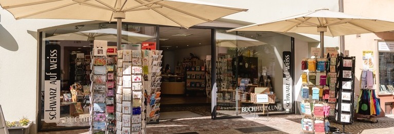 Blick von aussen auf den Eingang der Buchhandlung