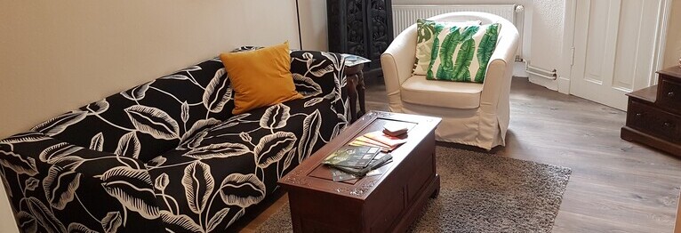 Gerne können Sie sich in unser Lesezimmer zurückziehen, eine Tasse Tee trinken und in Ruhe Ihre Buchauswahl treffen!