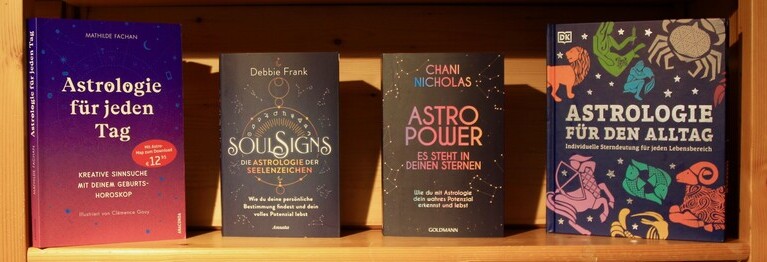 Foto: Bücher zum Thema Astrologie