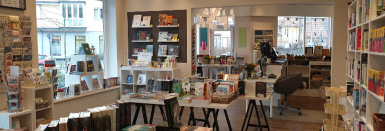 Ein Blick durch unseren Laden. Sie finden bei uns Romane, Krimis, Sachbücher, Jugendbücher, Kinderbücher, Reiseführer, Kochbücher, Geschenkbücher und und und...